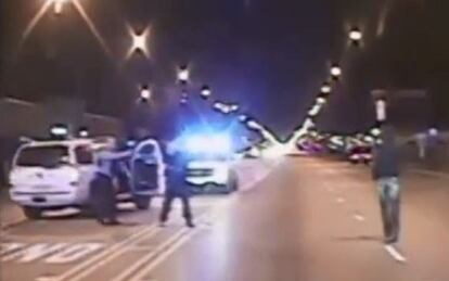 Laquan McDonald, instants abans de ser disparat per un agent de la policia de Chicago.