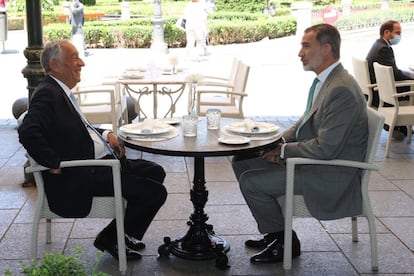 El presidente de Portugal, Marcelo Rebelo de Sousa, y el rey Felipe VI almuerzan juntos en una terraza de la plaza de Oriente de Madrid.