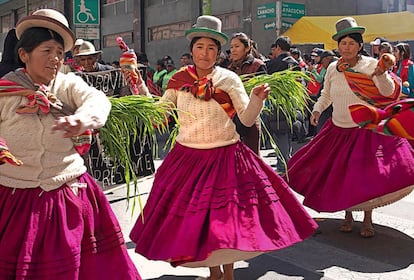 Algunos medios de comunicación, los mercados tradicionales o las fiestas populares han incorporado la imagen de las cholitas, sacándolas de la marginalidad social.