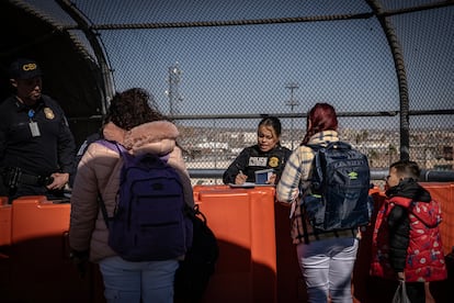 Migrants line up at a border bridge in Ciudad Juarez, Chihuahua to begin their asylum application with their CPB ONE appointment, on January 18, 2025