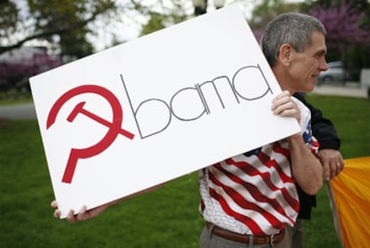 Un seguidor del Tea Party muestra una pancarta contra Obama en una manifestación en abril de 2010.