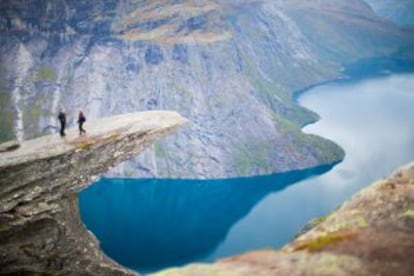 Una pareja en el Trolltunga, un vertiginoso mirador natural sobre el lago Ringedalsvatneten, en Skjeggedal (Noruega).