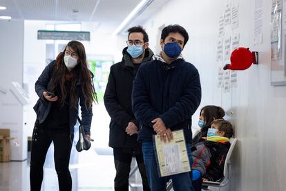 Pacientes en el CAP Vila de Gràcia esta mañana.