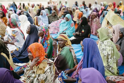 Los campos de refugiados de Chad están sobrepoblados y carecen de recursos suficientes, pero proporcionan al menos una apariencia de seguridad. Mujeres como Samira y niñas como Fátima encuentran aquí cierto alivio, aunque su dolor dista mucho de haber terminado. En un campo de refugiados se batalla cada día por tener alimentos, atención médica y seguridad. 
En la imagen, un grupo de mujeres sudanesas a 15 kilómetros del campo de Adré, en la frontera entre Chad y Sudán, en septiembre de 2024. 