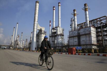 Un trabajador en una refinería de petróleo en el sur de Teherán.