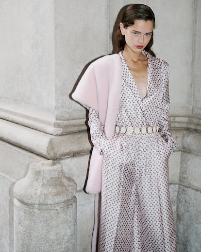 Conjunto personalizado de camisa e calça de seda com estampa do arquivo E. Marinella e cinto com camafeu.