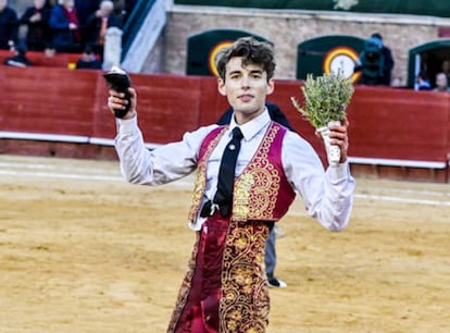 El novillero Borja Collado, en una de sus tardes de triunfo en la plaza de Valencia.