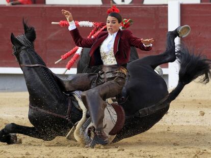 La rejoneadora Lea Vicens se cae de su caballo tras ser cogida por el primer toro de su lote.