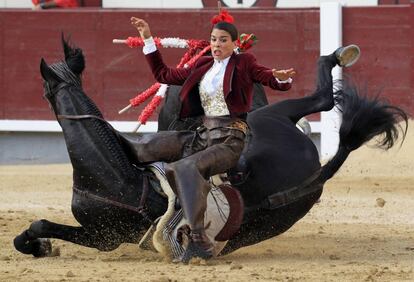 La rejoneadora Lea Vicens se cae de su caballo tras ser cogida por el primer toro de su lote.