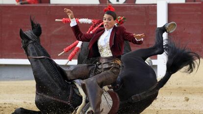 La rejoneadora Lea Vicens se cae de su caballo tras ser cogida por el primer toro de su lote.