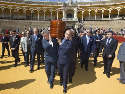 Un momento del homenaje al fallecido Pepe Luis V&aacute;zquez en La Maestranza. 
