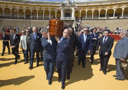 Un momento del homenaje al fallecido Pepe Luis Vázquez en La Maestranza.