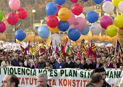 La manifestación contra el <i>Plan Ibarretxe,</i> ayer, durante su recorrido por el centro de San Sebastián.
