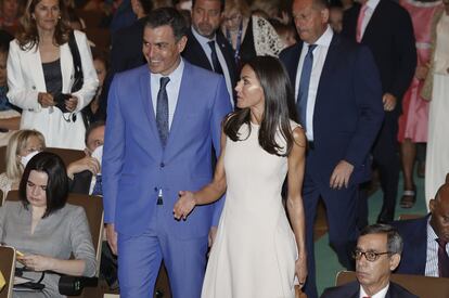 La reina Letizia y el presidente del Gobierno, Pedro Sánchez, participaron este jueves en la conferencia organizada por la Fundación Mujeres por África bajo el título Los puentes de las Mujeres. Propuestas desde el Sur para el cambio global.