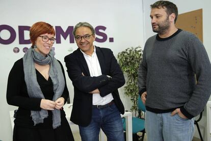 De izquierda a derecha, Águeda Micó, de Compromís, Manolo Mata, del PSPV, portavoz del PSPV en las Cortes Valencianas, y César Jimenez, portavoz adjunto de Podemos.