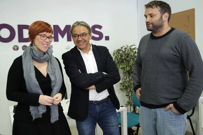 De izquierda a derecha, &Aacute;gueda Mic&oacute;, de Comprom&iacute;s, Manolo Mata, del PSPV, portavoz del PSPV en las Cortes Valencianas, y C&eacute;sar Jimenez, portavoz adjunto de Podemos.
 
 
 