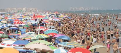 Ba&ntilde;istas en la playa de la Malvarrosa, Valencia.