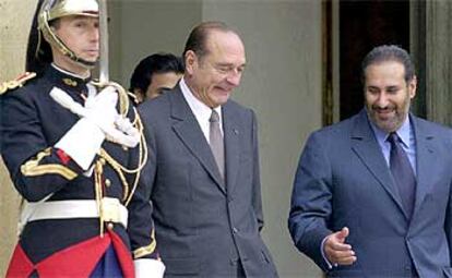 Jacques Chirac y el ministro de Exteriores de Qatar, Hamad Bin Jasem Bin Jabor al Thani (derecha), ayer en París.