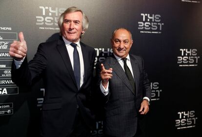 Los exjugadores del Tottenham Ossie Ardiles y Pat Jennings posan antes de la entrega de los premios.