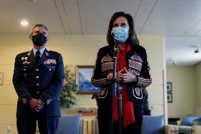 La ministra de Defensa, Margarita Robles, junto al jefe de la cúpula militar, el general del Aire Miguel Ángel Villarroya, el pasado viernes.