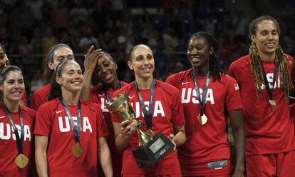 Las estadounidenses posan con el trofeo de campeonas