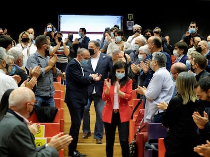 El presidente de ERC, Oriol Junqueras (c), junto a la secretaria general del partido, Marta Vilalta (d), en un acto en Lleida.
