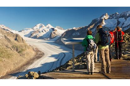 En el Alto Valais encontramos otra buena colección de paisajes alucinantes, como el Glaciar Aletsch, una lengua de hielo de 23 kilómetros de recorrido que se pude contemplar desde Bettmerhorn o Eggishorn (en la foto). Este remolino de hielo interminable está surcado por profundas grietas, cascadas atronadoras, agujas de roca y hasta pinares. Va desde el macizo de la Jungfrau hasta una meseta por encima del Ródano y ha sido declarado Patrimonio mundial.