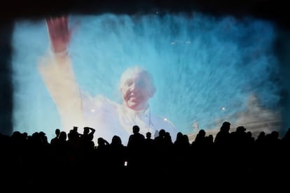 Un retrato del difunto Papa es proyectado sobre una fuente de agua en el Circuito Mágico del Agua en Lima, Perú, el lunes.