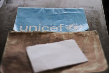 Los cuadernos son un bien preciado en la escuela de Panapet. Algunas organizaciones como Unicef se encargan de proveer de los materiales básicos en las escuelas rurales como ésta.