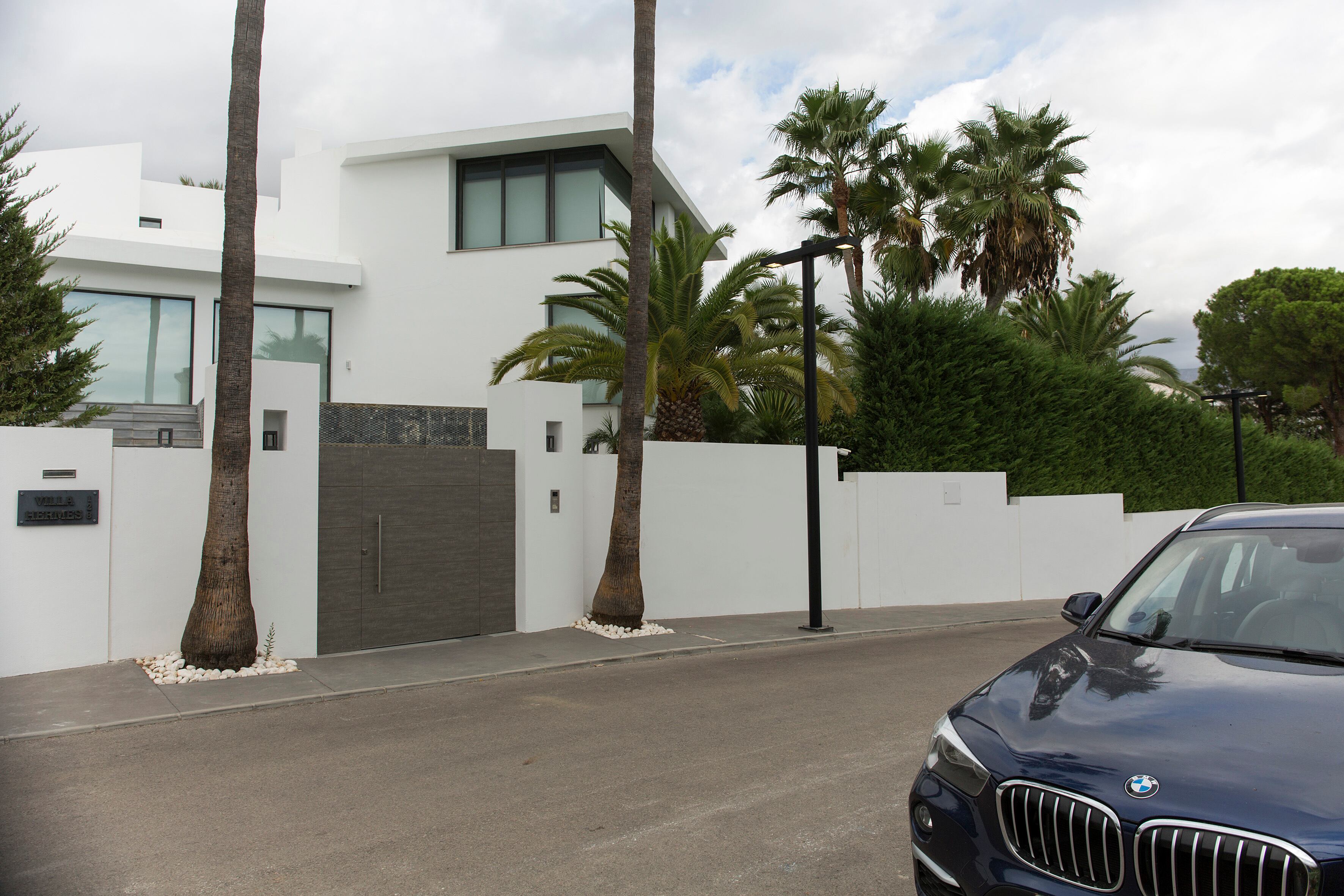 Vista exterior de la casa de lujo Villa Hermes en la urbanización Nueva Andalucía de Marbella