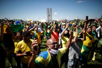 Apoiadores de Bolsonaro participam de um protesto durante uma carreata contra o presidente da Câmara dos Deputados Rodrigo Maia, a quarentena e as medidas de distanciamento social, em meio ao surto do novo coronavírus, em Brasília.