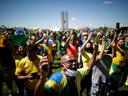 Apoiadores de Bolsonaro participam de um protesto durante uma carreata contra o presidente da Câmara dos Deputados Rodrigo Maia, a quarentena e as medidas de distanciamento social, em meio ao surto do novo coronavírus, em Brasília.