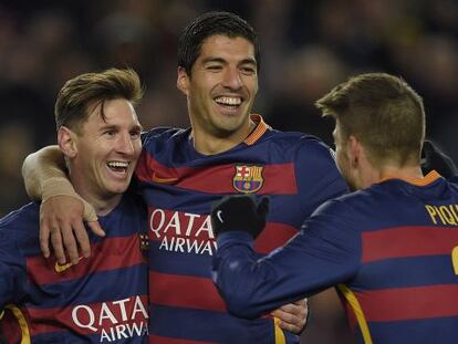 Piqué, Suárez i Messi celebren un dels gols al Roma.