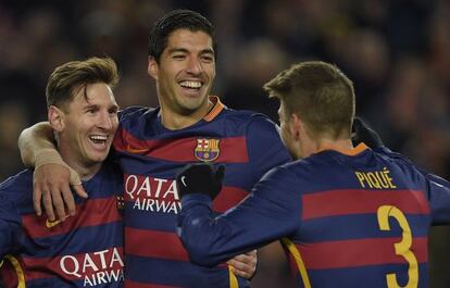 Piqué, Suárez i Messi celebren un dels gols al Roma.