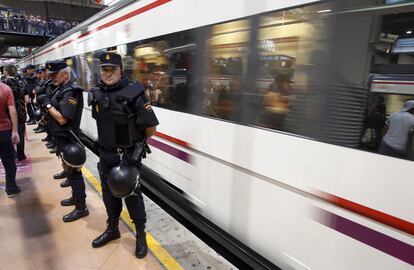 Policías custodian la llegada de un tren de cercanías en Atocha.