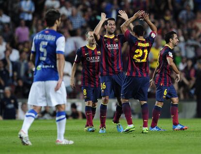 Los jugadores del Barça celebran el gol de Busquets.