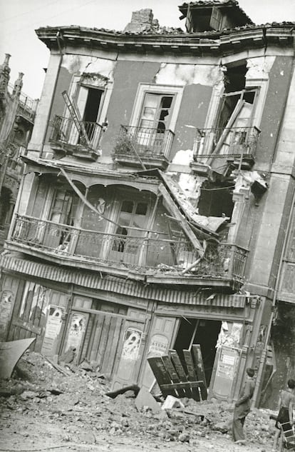 Daños en un edificio de la plaza Seis de Agosto de Gijón por los bombardeos de la aviación franquista el 14 de octubre de 1937.