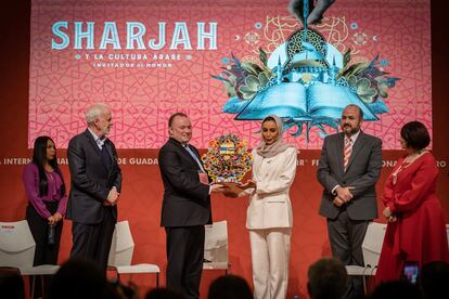 Khoula Al Mujaini, directora de Ferias y Festivales de la Autoridad del Libro de Sharjah, recibe un obsequio de Brian Glynn, representante de la Unión Europea, en la Feria del Libro (FIL) de Guadalajara, el 4 de diciembre de 2022. 