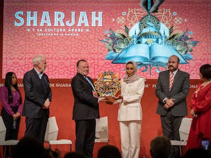 Khoula Al Mujaini, Directora de Ferias y Festivales de la Autoridad del Libro de Sharjah, recibe un obsequio de Brian Glynn, representante de la Unión Europea, durante la ceremonia de cambio de estafeta del país invitado en la FIL de Guadalajra, el 4 de diciembre de 2022. 