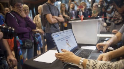 Votaci&oacute;n en el Centre Civic Cotxeres de Sants durante el refer&eacute;ndum ilegal el 1-O.