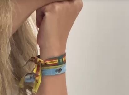 La magistrada con la pulsera de la Guardia Civil.