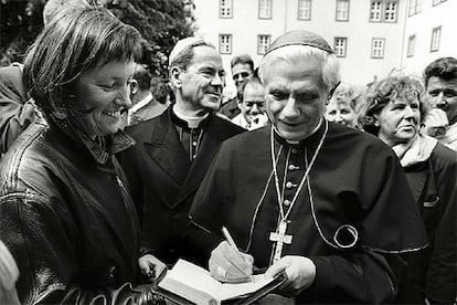 El entonces cardenal Joseph Ratzinger firma autógrafos en la ciudad de Fulda (Alemania) en 1994.