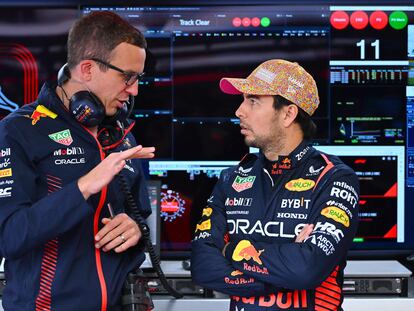 El ingeniero de Red Bull Hugh Bird junto a Checo Pérez, durante el Gran Premio de Canadá.