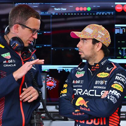 El ingeniero de Red Bull Hugh Bird junto a Checo Pérez, durante el Gran Premio de Canadá.