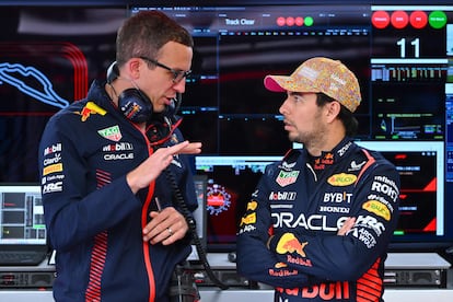 El ingeniero de Red Bull Hugh Bird junto a Checo Prez, durante el Gran Premio de Canad.