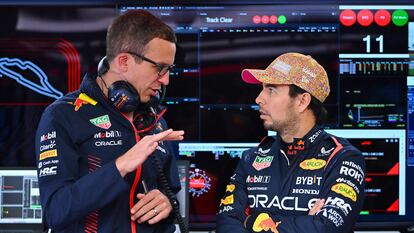 El ingeniero de Red Bull Hugh Bird junto a Checo Pérez, durante el Gran Premio de Canadá.