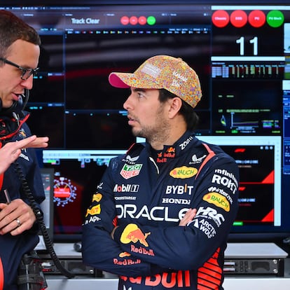 El ingeniero de Red Bull Hugh Bird junto a Checo Pérez, durante el Gran Premio de Canadá.