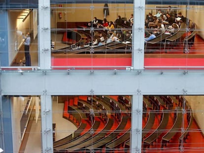 Un professor imparteix classe al Campus Ciutadella de la Universitat Pompeu Fabra, dimarts.