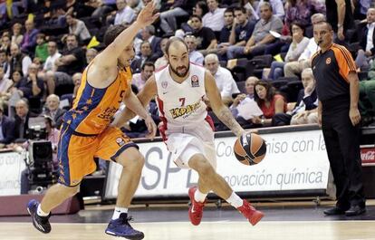 Spanoulis, defendido por Van Rossom.