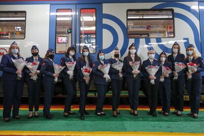 
Las mujeres ya pueden ser conductoras de metro en Rusia. Este trabajo estaba prohibido anteriormente para el género femenino ya que se consideraba de alto riesgo. Metro de Moscú ha anunciado que contratará a 500 conductoras.